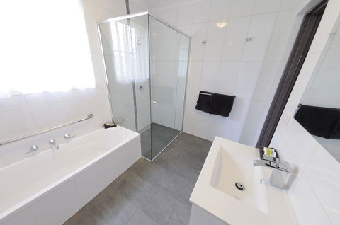 Greenvale Holiday Units - Broome Tourism 3