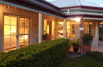 Noosa Valley Manor - Bed And Breakfast - Broome Tourism 1