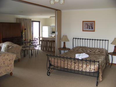 Anchorage At Victor Harbor Seafront Hotel - Broome Tourism 2