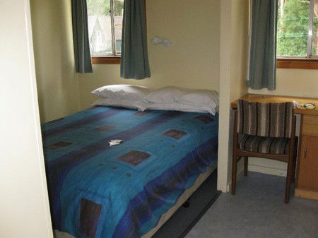 Strahan Backpackers YHA - Broome Tourism 1