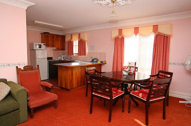 Hatchers Richmond Manor - Broome Tourism 5