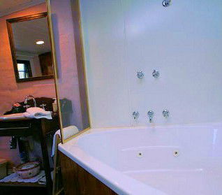 Hollyhock Cottage - Broome Tourism 3