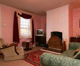 Hollyhock Cottage - Broome Tourism 4
