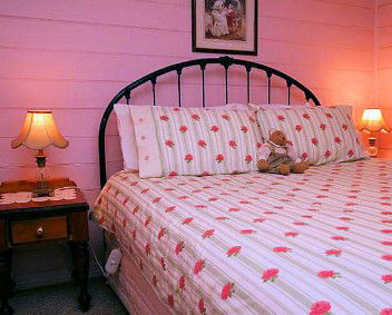 Hollyhock Cottage - Broome Tourism 5
