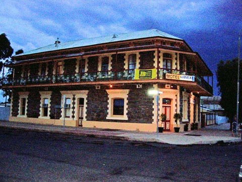 Duke Of Cornwall Inn - Broome Tourism 4