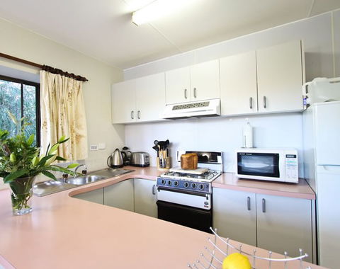 Talmalmo Cottage - Broome Tourism 5