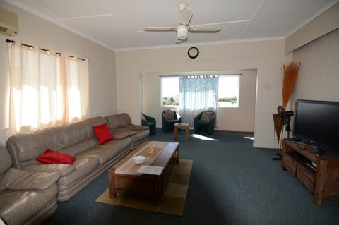 AMELIA STREET GLADSTONE 5 BEDROOMS - Broome Tourism 0