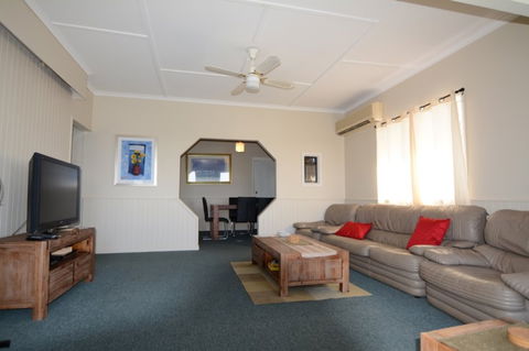 AMELIA STREET GLADSTONE 5 BEDROOMS - Broome Tourism 1