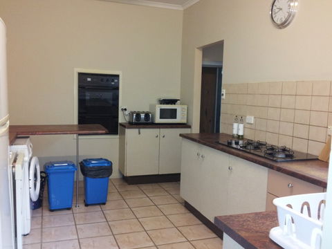 AMELIA STREET GLADSTONE 5 BEDROOMS - Broome Tourism 3