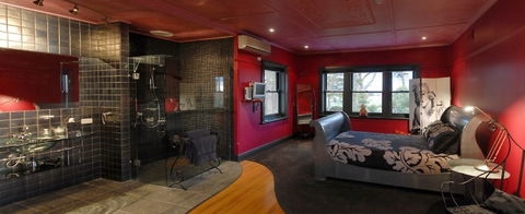 Oakdene Vineyards Guesthouse - Broome Tourism 0