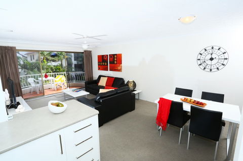 St Tropez Holiday Apartments - Broome Tourism 6