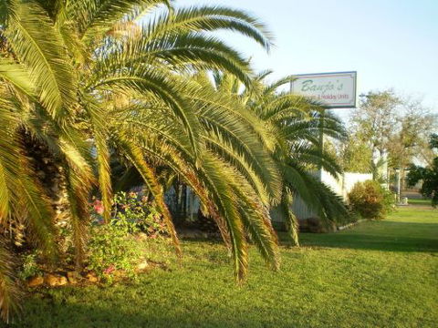 Banjo's Overnight & Holiday Units - Broome Tourism 0