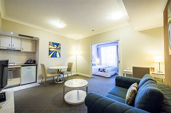 Seasons Harbour Plaza - Broome Tourism 0