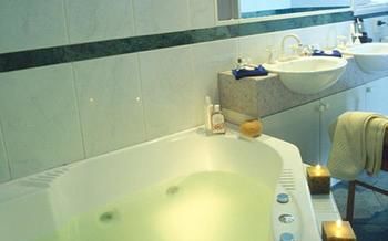 Best Western Plus The Tudor-Box Hill - Broome Tourism 24