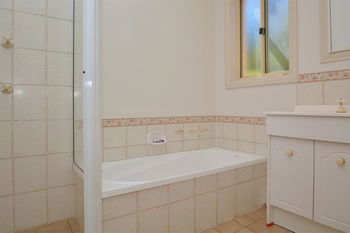 Madigan Wine Country Cottages - Broome Tourism 24
