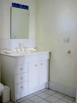 Madigan Wine Country Cottages - Broome Tourism 17