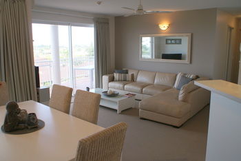 Beachside Resort - Kawana Waters - Broome Tourism 8