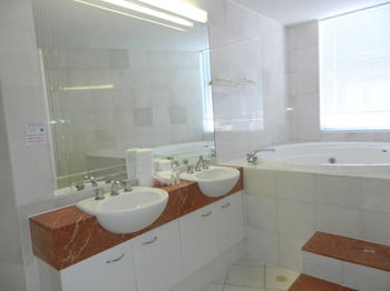 Beachside Resort - Kawana Waters - Broome Tourism 36