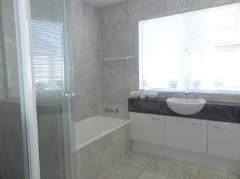 Beachside Resort - Kawana Waters - Broome Tourism 37