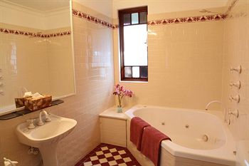 The 3 Explorers Motel - Broome Tourism 1
