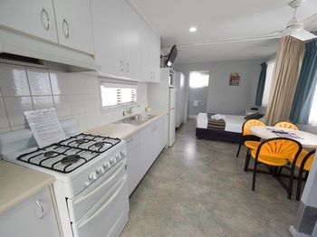 Alex Beach Cabins - Broome Tourism 32