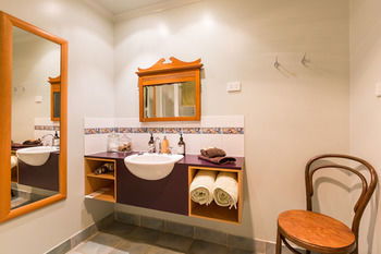 Strathvea Guest House - Broome Tourism 0