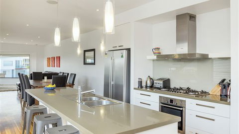 Serenity Torquay Sea View: Luxury Beachfront - Broome Tourism 1