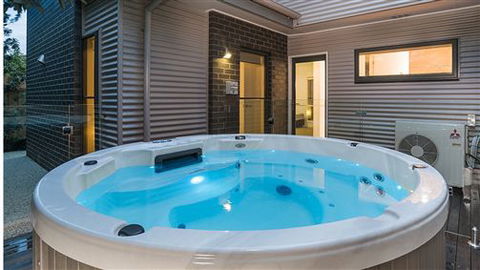 Serenity Torquay Sea View: Luxury Beachfront - Broome Tourism 7