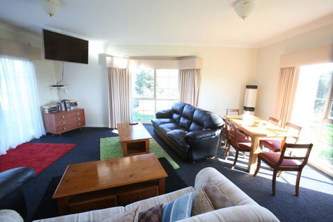 Farm Accommodation - Broome Tourism 11