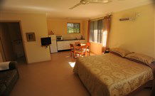 Ned's Bed Horse And Dog-Otel - Clybucca - Broome Tourism 0