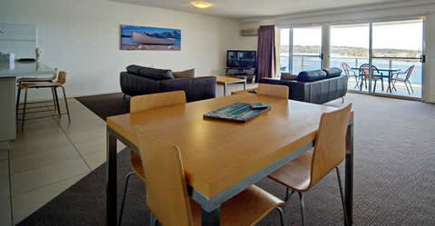 Albacore Luxury Holiday Apartments - Broome Tourism 6