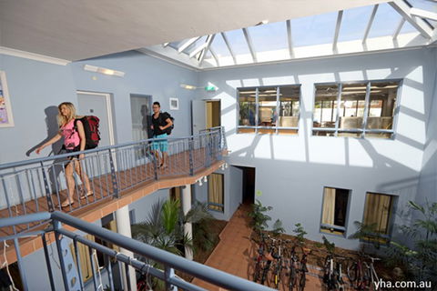 Sydney, Collaroy Beachouse YHA - Broome Tourism 5