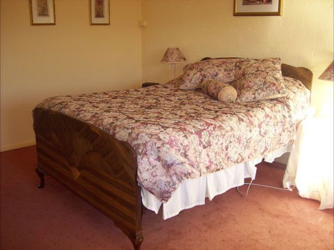Colonial Inn Guest Rooms - Broome Tourism 4