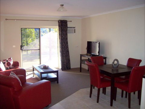 Colonial Inn Guest Rooms - Broome Tourism 5