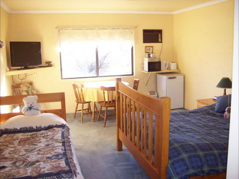 Colonial Inn Guest Rooms - Broome Tourism 9