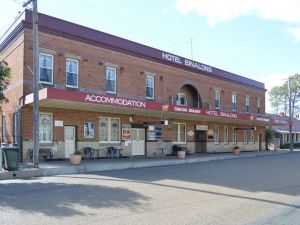 Binalong Hotel - Broome Tourism 0