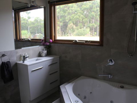 Eagle's Roost Farmstay B&B - Broome Tourism 2