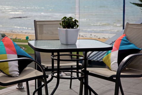 Penguin Beachfront Apartments - Broome Tourism 6