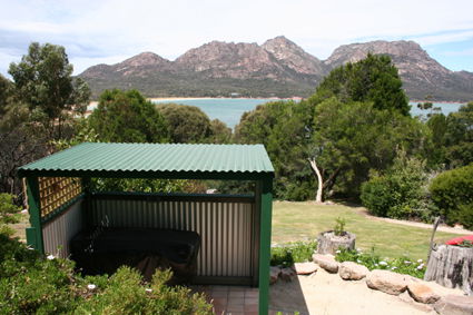 Coles Bay Waterfronters - Broome Tourism 0