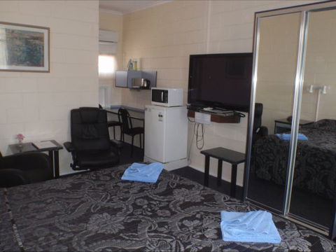 Murray Bridge Central Olympic Motel And Cottages - Broome Tourism 4