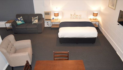 Penguin Seaside Motel - Broome Tourism 3