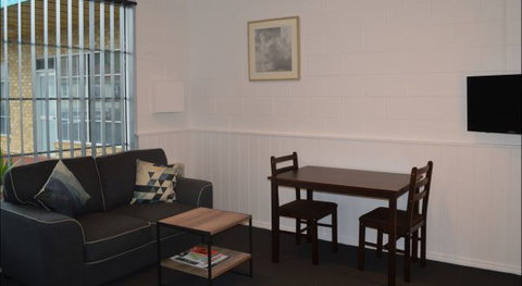 Penguin Seaside Motel - Broome Tourism 4