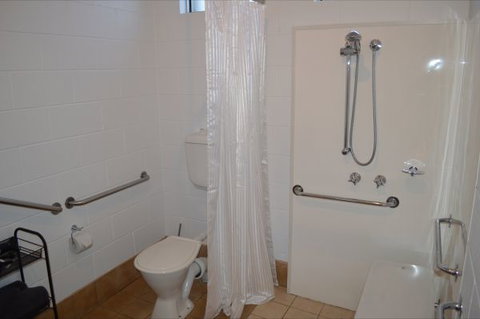 Penguin Seaside Motel - Broome Tourism 5