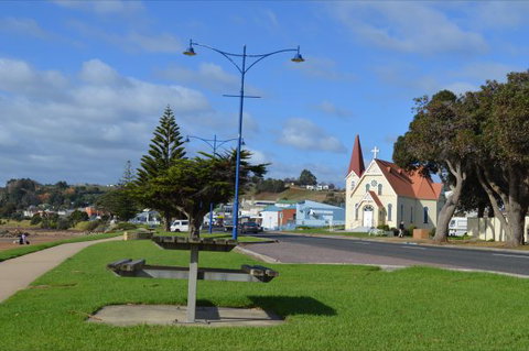Penguin Seaside Motel - Broome Tourism 6