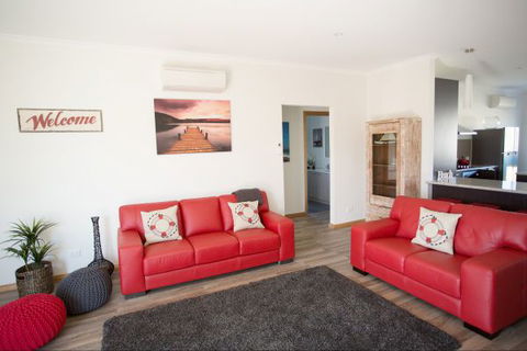 RED FIN Part Of BLUE FIN HOLIDAY HOMES - Broome Tourism 0