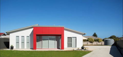 RED FIN Part Of BLUE FIN HOLIDAY HOMES - Broome Tourism 1