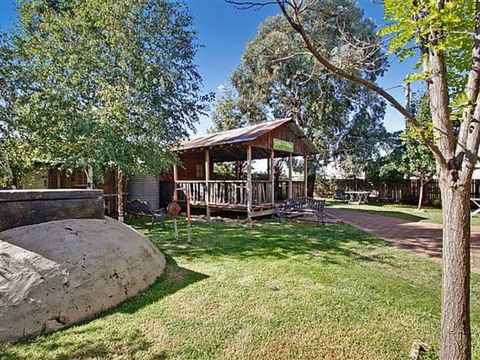 Boorowa Hotel - Broome Tourism 0