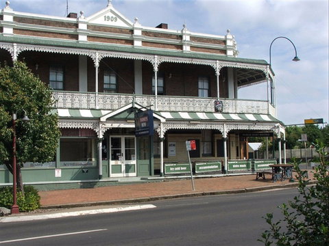 Thunderbolt Inn (aka The Bottom Pub!) - Broome Tourism 0
