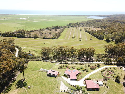 Eagle's Roost Farmstay B&B - Broome Tourism 1