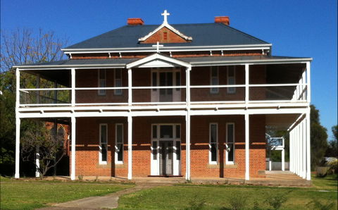 Eddy's Of Canowindra - Broome Tourism 0